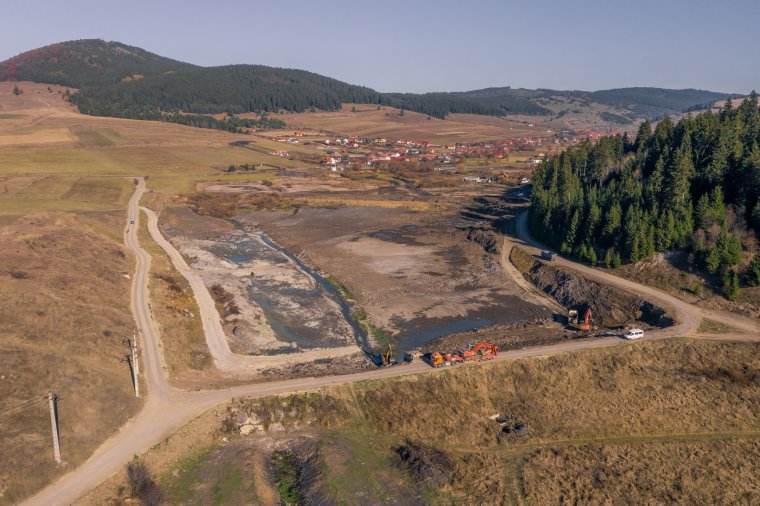 Közel negyvenezer köbméter földet szállítanak el, amit a Suta-tó medréből kotortak ki