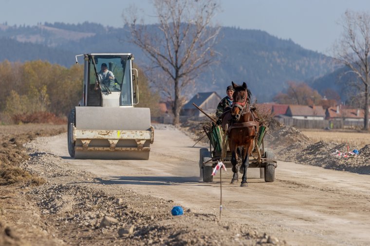 Még idén aszfalt kerül a községi útra, a kopóréteg jövőben készülhet el