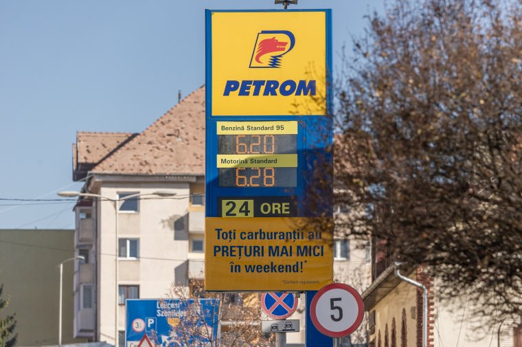 Lassan már két lejjel fizetünk többet egy liter üzemanyagért, mint egy évvel korábban