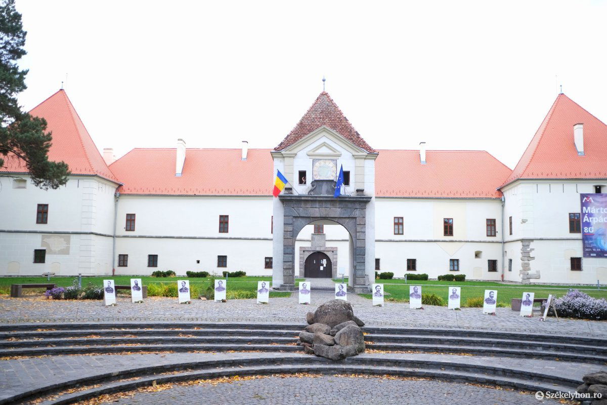 Csíkszeredában a Mikó-vár előtt emlékeznek a tizenhármakra. Archív •  Fotó: Veres Nándor