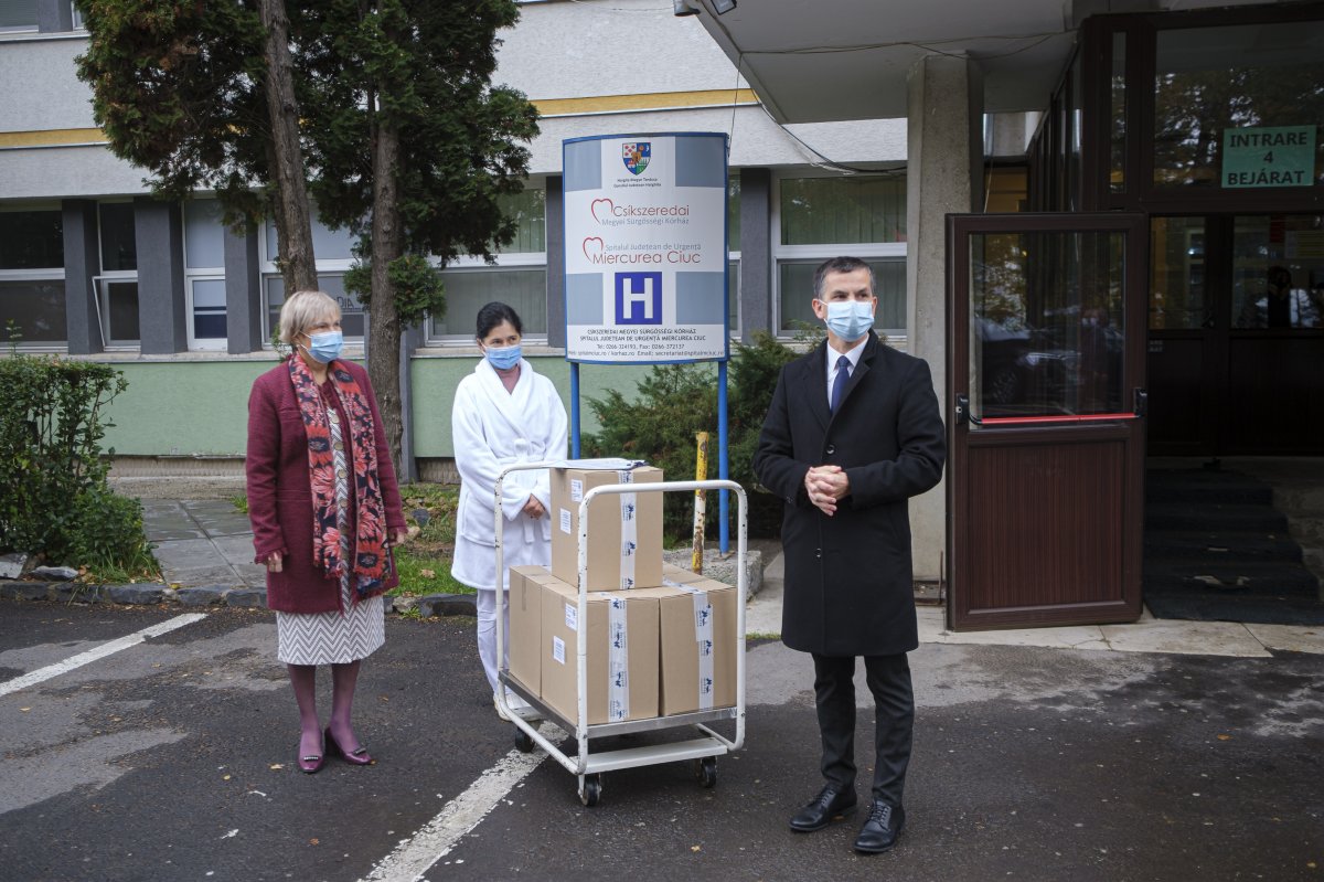 Életmentő. Ezer dobozból álló gyógyszeradomány érkezett Hargita megyébe •  Fotó: Veres Nándor