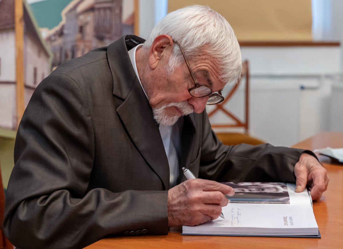 Márton Árpád dedikál •  Fotó: Gegő Imre/Csíki Székely Múzeum