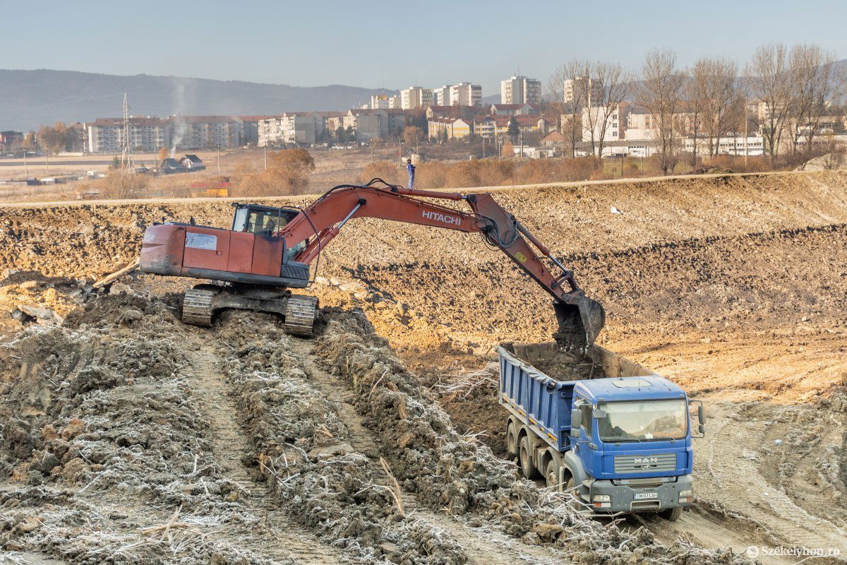 A tó medrét kimélyítették, a kikotort föld elszállítása még tart &bullet;  Fotó: Pinti Attila