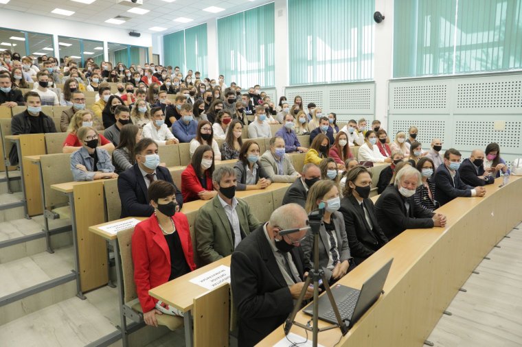 Több teremben zajlott a rendhagyó tanévnyitó ünnepség a csíkszeredai Sapientián