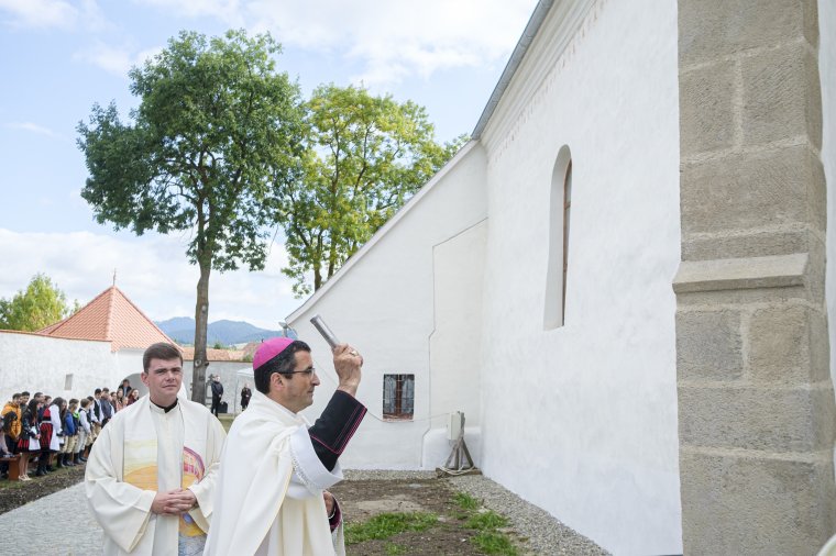 Videón a felújított csíkszentmihályi templom és orgona megáldása
