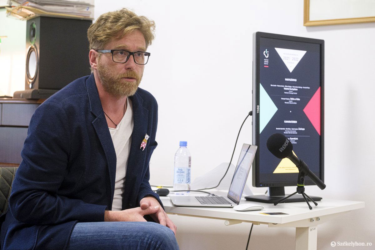 Veress Albert igazgató beszámolt az idei évadra tervezett bemutatókról, a repertoáron tartott előadásokról és egyéb tudnivalókról •  Fotó: Veres Nándor