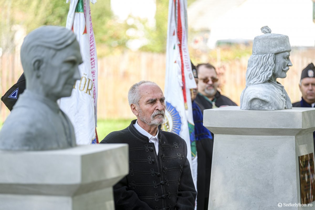 Saját telkén egy szoborparkban gyűjti össze a magyarság nagyjait •  Fotó: Veres Nándor