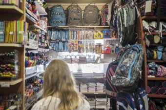 Megemelte a rászoruló diákoknak biztosított tanszercsomag értékét a szaktárca