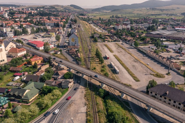 Tavasszal el kell kezdeni a vasúti felüljáró híd újjáépítését