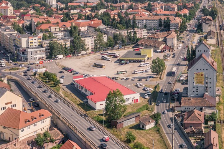 Elérhető közelségbe kezd kerülni a csíkszeredai buszállomás és a vasúti felüljáró felújítása