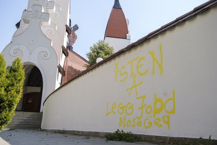 Érintetlenül díszeleg az erkölcstelen felirat a csíkszeredai plébániát körülvevő kőfalon