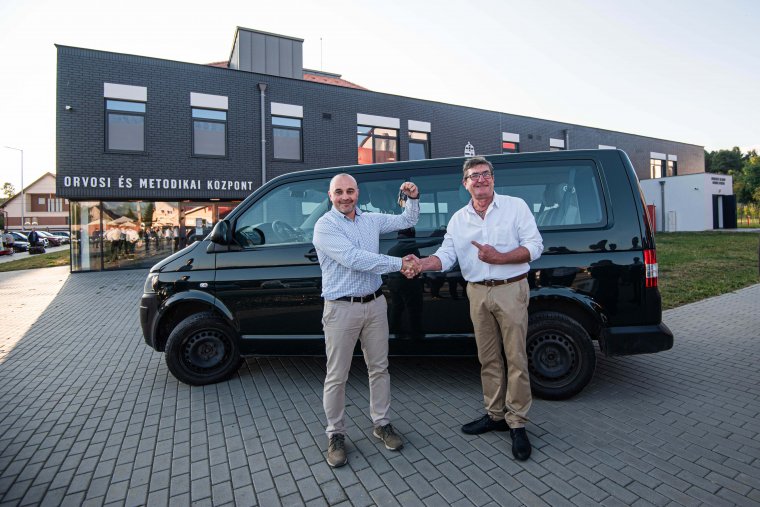 Kisbuszt adományozott Szabolcs-Szatmár-Bereg megye küldöttsége