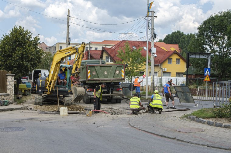 Ezért ássák fel újra az egyik csíkszeredai körforgalom környékét