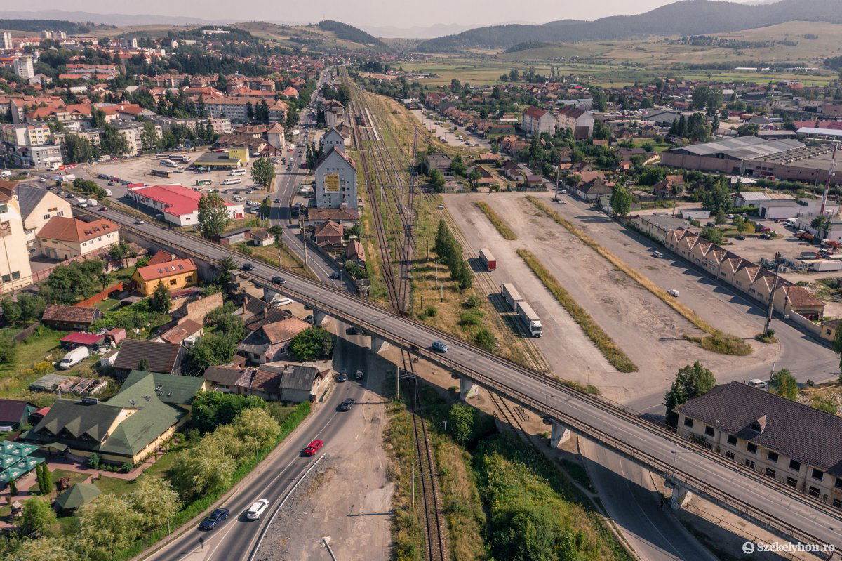 A vasúti felüljáró átépítése hatalmas kihívás lesz a csíkszeredai városvezetés számára •  Fotó: Pinti Attila