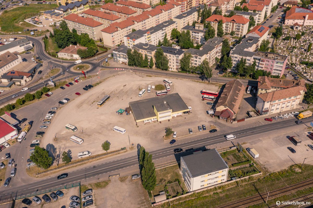 Ha a tervek megvalósulnak, teljesen megváltozik a mostani távolsági buszállomás képe •  Fotó: Pinti Attila