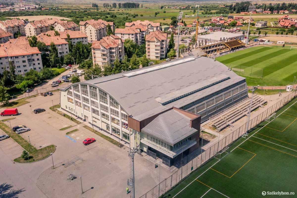 Április végéig maradhatnak a tűzkárosultak az arénában •  Fotó: Pinti Attila