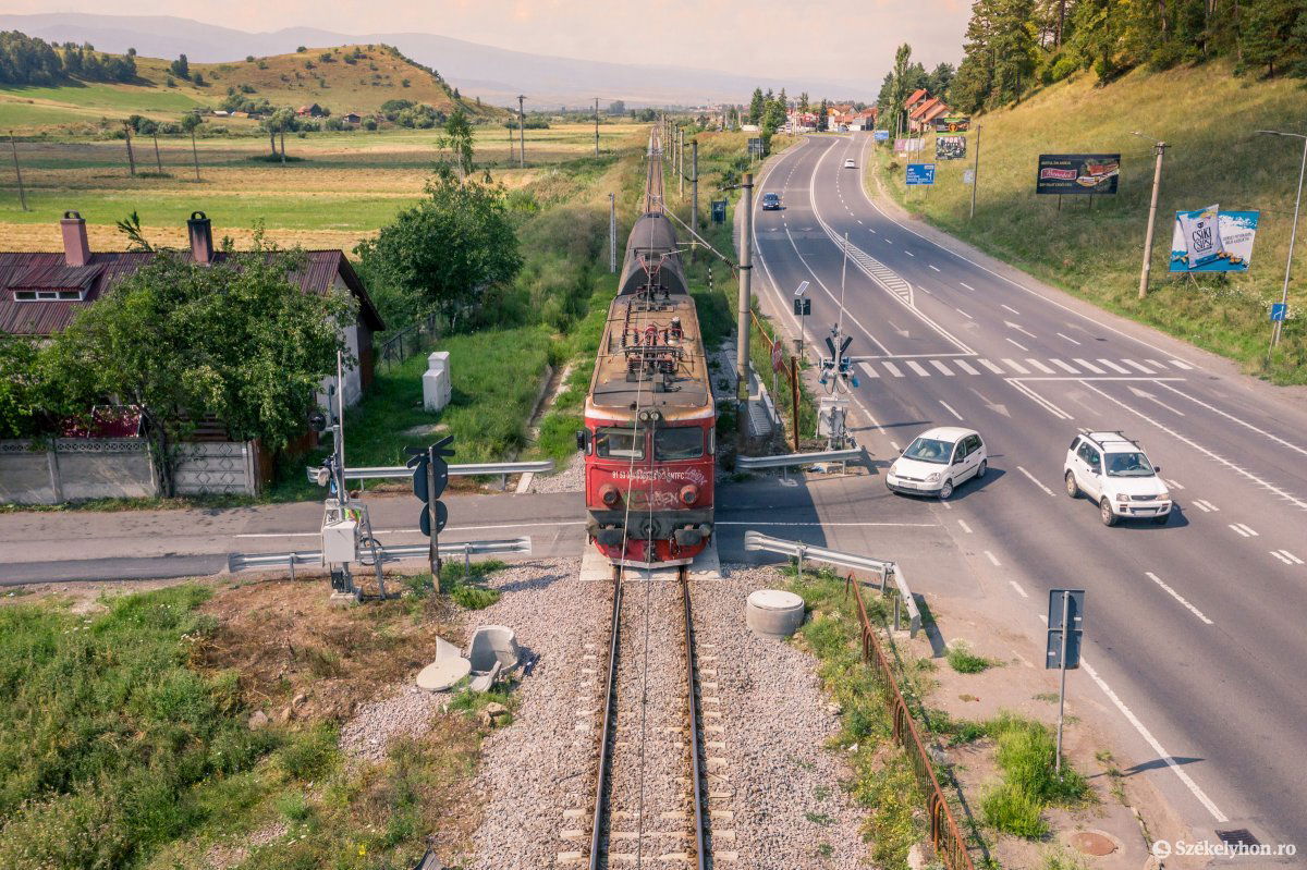 Fontos feladata lesz Csíkszereda önkormányzatának: a park mellett elhaladó kétsávos út egy szakaszán egy leállósávot kellene építenie •  Fotó: Pinti Attila