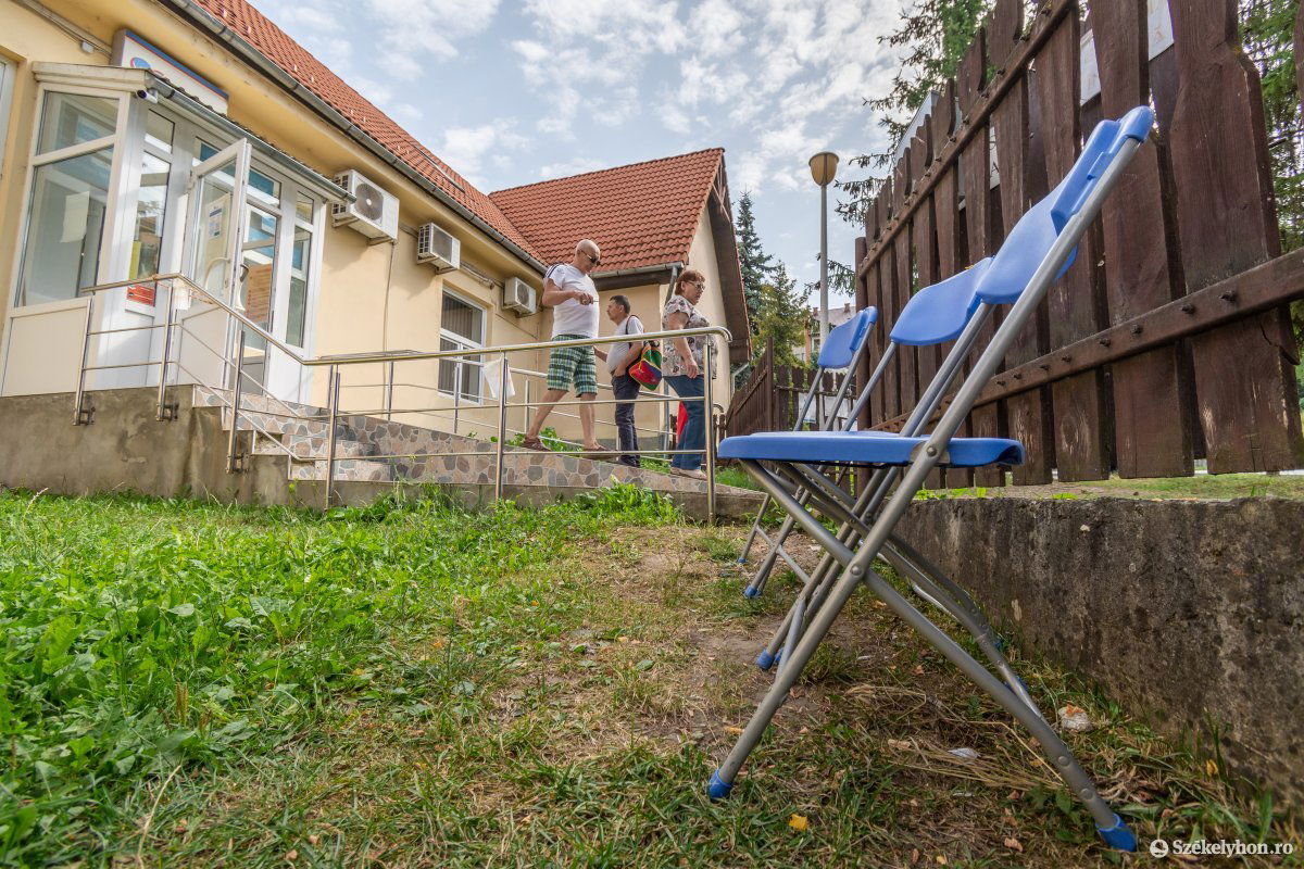 Három szék. Lehetne több is... •  Fotó: Pinti Attila