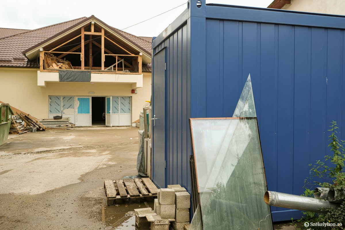 Két hét múlva iskolakezdés. A tervek szerint a Kós Károly Szakközépiskolánál már nem lesznek az oktatást érintő akadályok &bullet;  Fotó: Veres Nándor