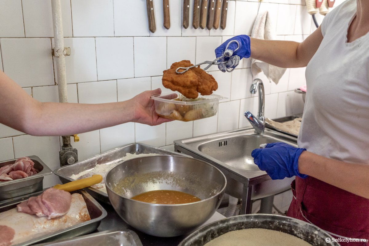 Mindig frissen készülnek az ételek. A mennyiséget csak saját tapasztalataik alapján tudják meghatározni az éttermek •  Fotó: Pinti Attila