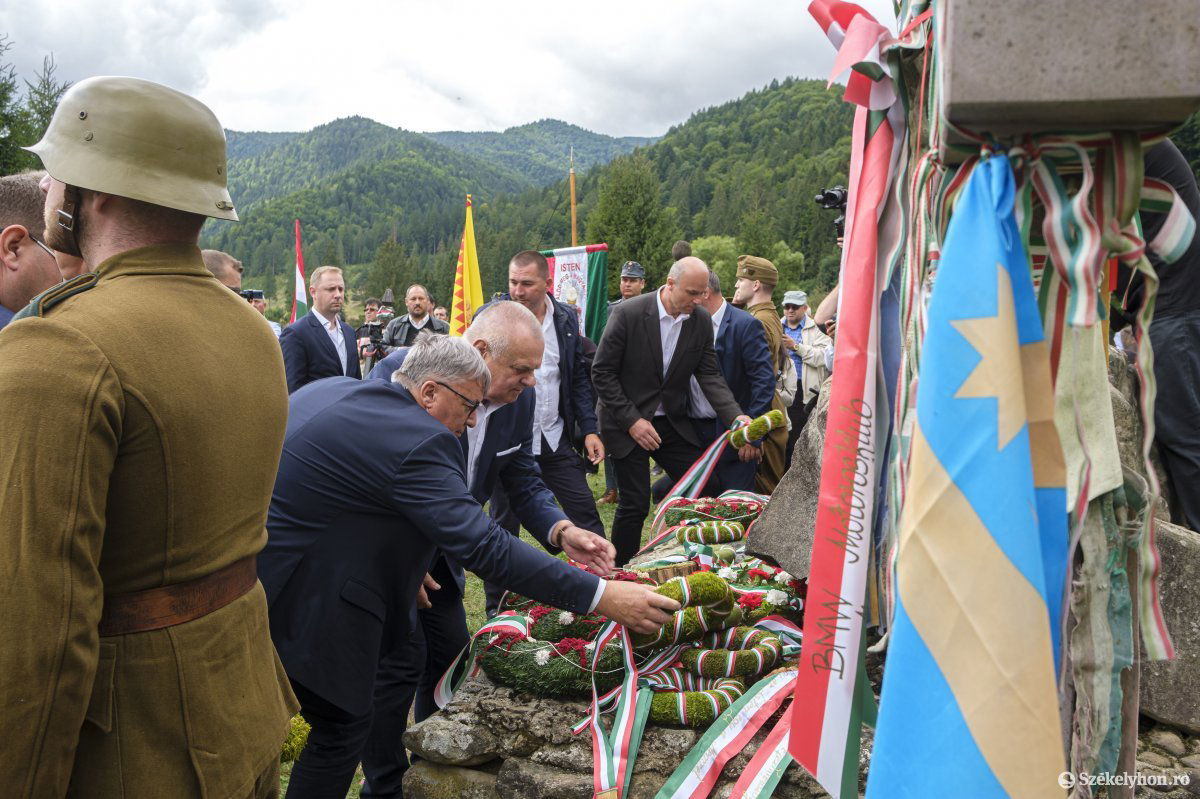 Az úzvölgyi katonatemető ügyében több per folyik. Nem a bákóiaknak áll a zászló. Archív •  Fotó: Veres Nándor