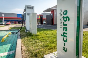 Több elektromos, illetve alternatív üzemanyagokat értékesítő töltőállomás létrehozását sürgeti az EU