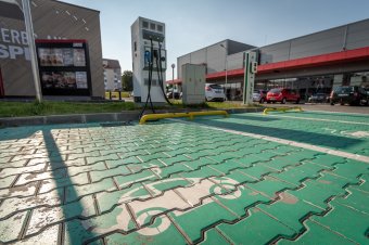 Látványosan nőtt az új autók iránti érdeklődés, de visszaesett az elektromos kocsik népszerűsége