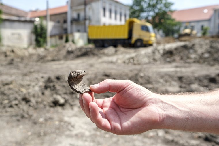 Ami a régészeknek ajándék, az a tanintézetnek bosszúság: leletekre bukkantak a tornaterem építésénél