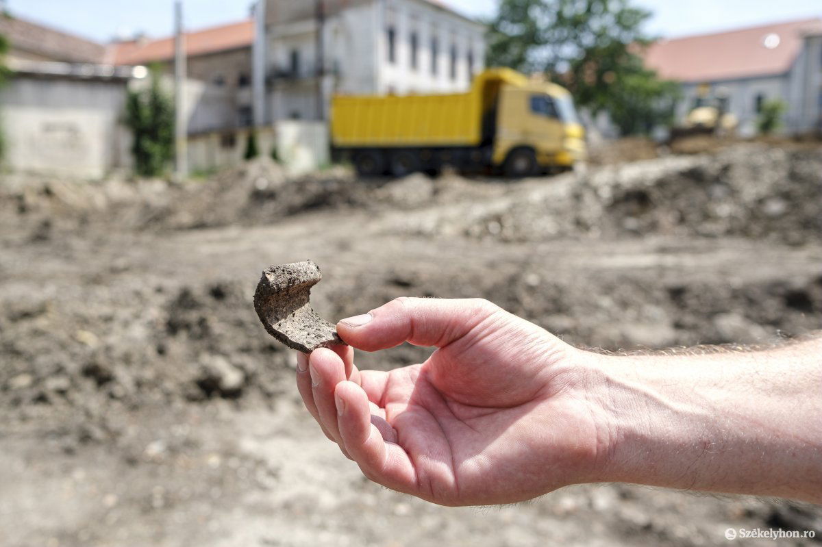 Nem sokat dolgozhattak. Cserépdarabok kerültek a felszínre, régészeti feltárás szükséges •  Fotó: Veres Nándor