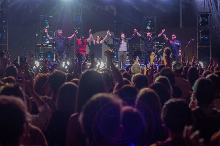 Vastapssal zárult Ákos telt házas koncertje Csíkszentsimonban