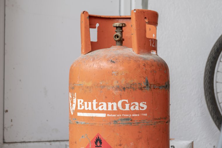 „Bolojan a gázpalack mellett játszik a tűzzel” – éles kritika érte a kormányfőt a megszorítások miatt