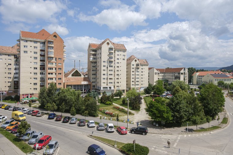 A módosított tervek szerint új parkoló és közvécé lesz a csíkszeredai Gál Sándor téren
