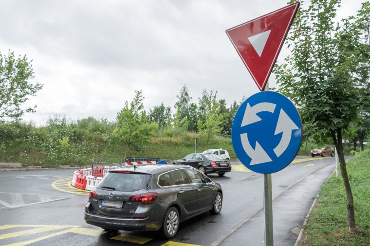 Még egy darabig az ideiglenes körforgalmat kell használni