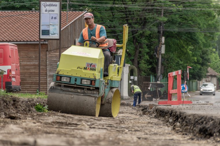 Folyamatban van az utak, járdák javítása Csíkszeredában, óvatosan kell megközelíteni a felmarásokat
