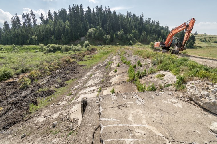 Régóta halogatott munkálatnak kezdtek neki Suta-tónál