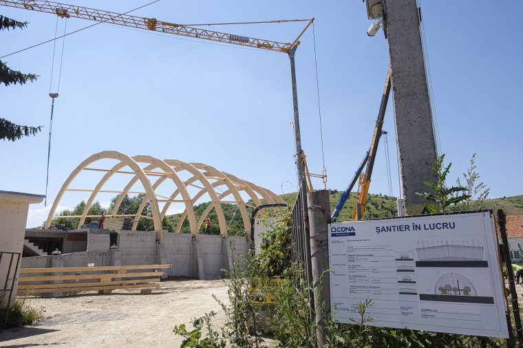 Lassan fedél alá kerül a Csíkszentdomokoson épülő tanuszoda