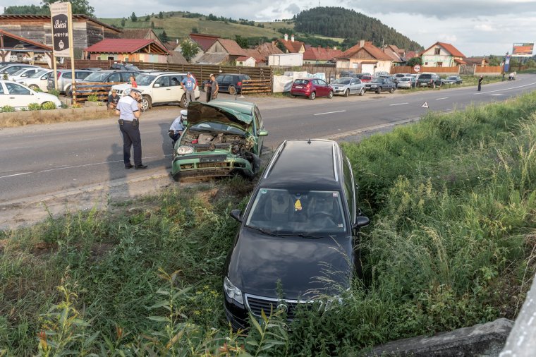 Két autó ütközött, az egyik árokba csúszott a Brassói úton