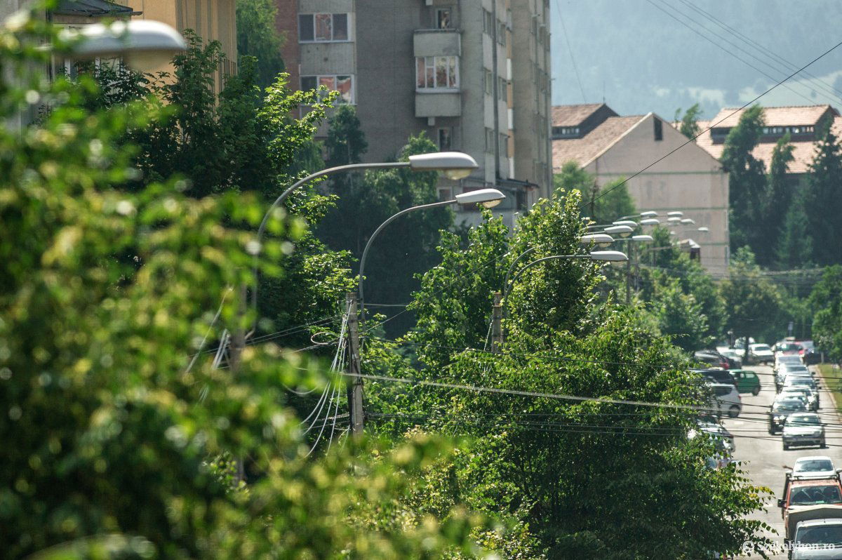 A jelenlegi energiaárak mellett előre kell menekülni, ezt teszi a csíkszeredai önkormányzat is a régi közvilágítási elemek lecserélésével •  Fotó: Pinti Attila