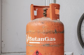 „Bolojan a gázpalack mellett játszik a tűzzel” – éles kritika érte a kormányfőt a megszorítások miatt