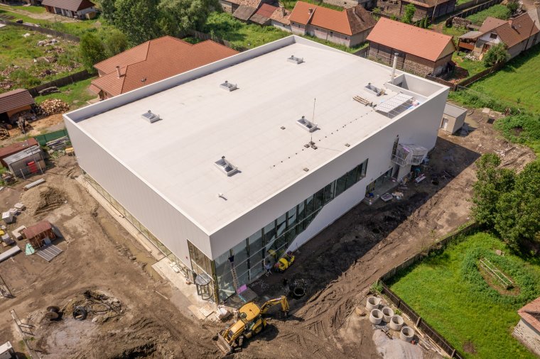 Nemsokára befejezik a munkát az építők a csíkszentsimoni sportcsarnoknál