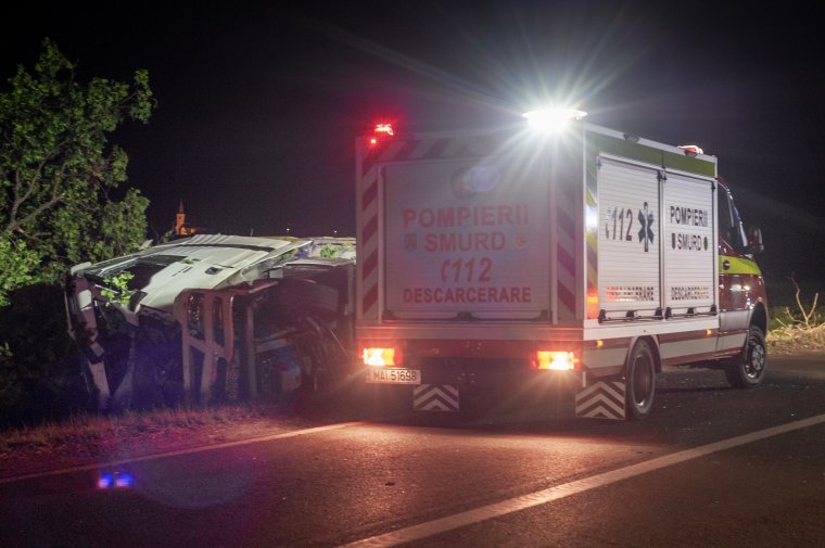 Felborult egy kamion Csíkdelne közelében