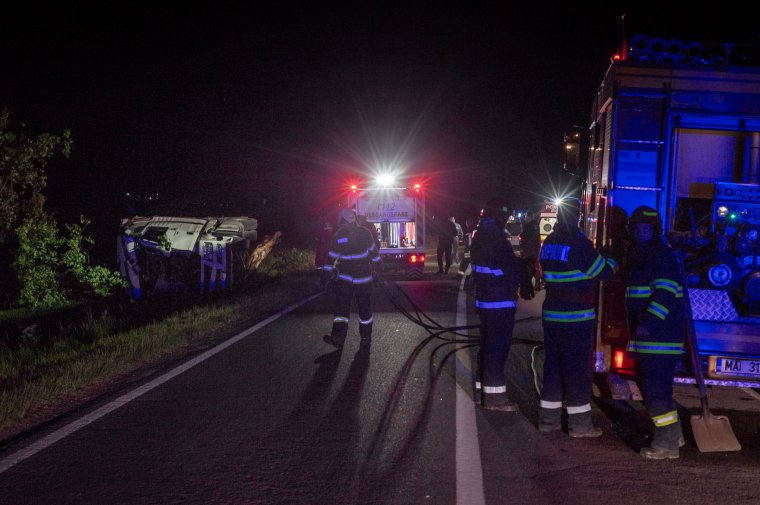Teherautó sodródott le az úttestről Madaras közelében