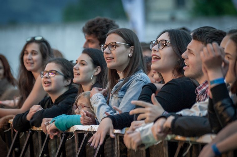 Halott Pénz a zuhogó esőben: a rossz időjárás sem szegte a bulizók kedvét
