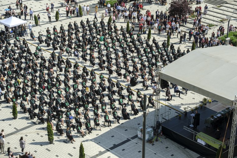 Meglepetésvendégként a Halott Pénz énekese is fellépett a csíkszeredai Sapientia ballagásán