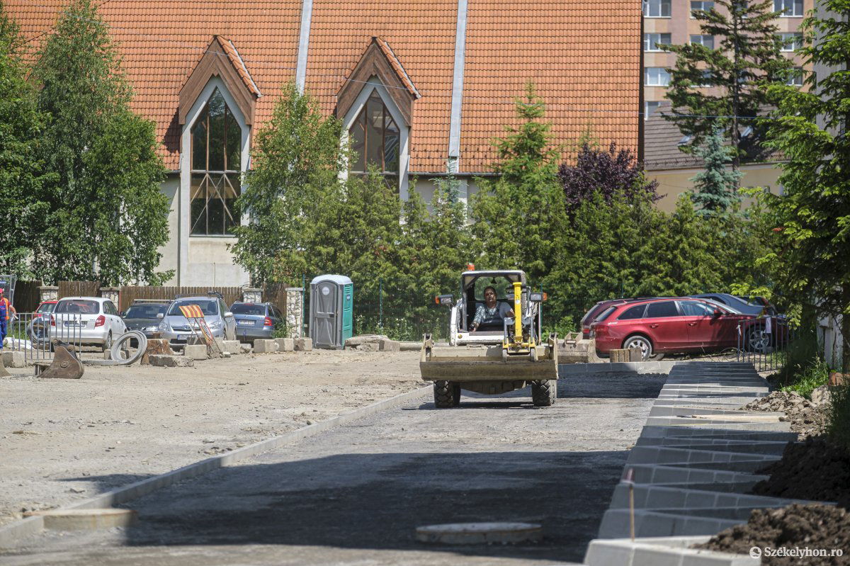 A földmunkák után most a burkolatok készülnek. Új arculat •  Fotó: Veres Nándor