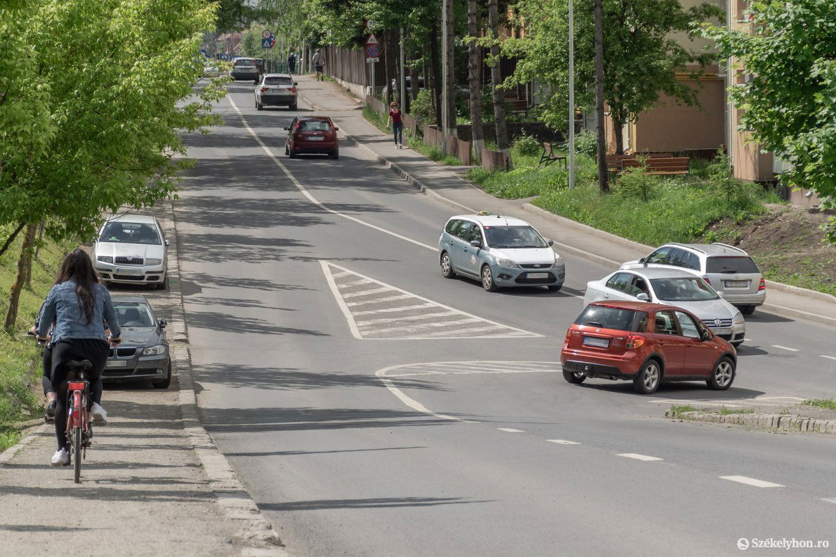 Egy újabb körforgalom lesz a Hunyadi János utcában. Kipróbálják •  Fotó: Pinti Attila
