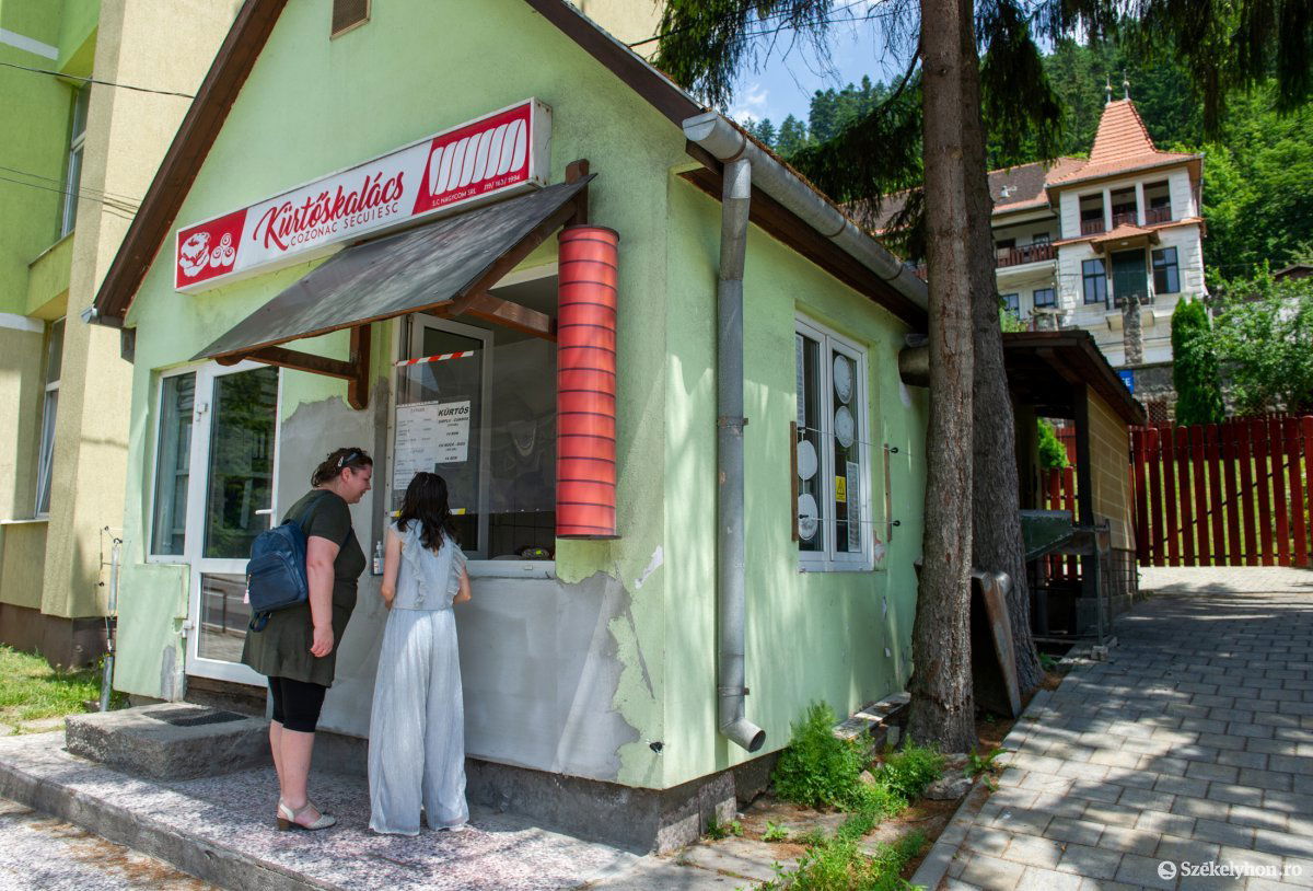 Nemrég ennek a kürtőskalácssütő-háznak a külső szigetelését bontotta le egy anyamedve, majd az ajtót felfeszítve zavartalanul lakomázott a bocsaival. •  Fotó: Beliczay László