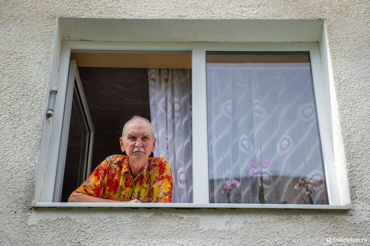 A nyolcvanéves Erőss Sándor születése óta Tusnádfürdőn él. Azt mondja, a nyolcvanas években is látványosság volt itt a medve, de csak a város szélén lévő etetőknél lehetett megcsodálni a ragadozót, a városba nem tehették be a lábukat a medvék. •  Fotó: Beliczay László