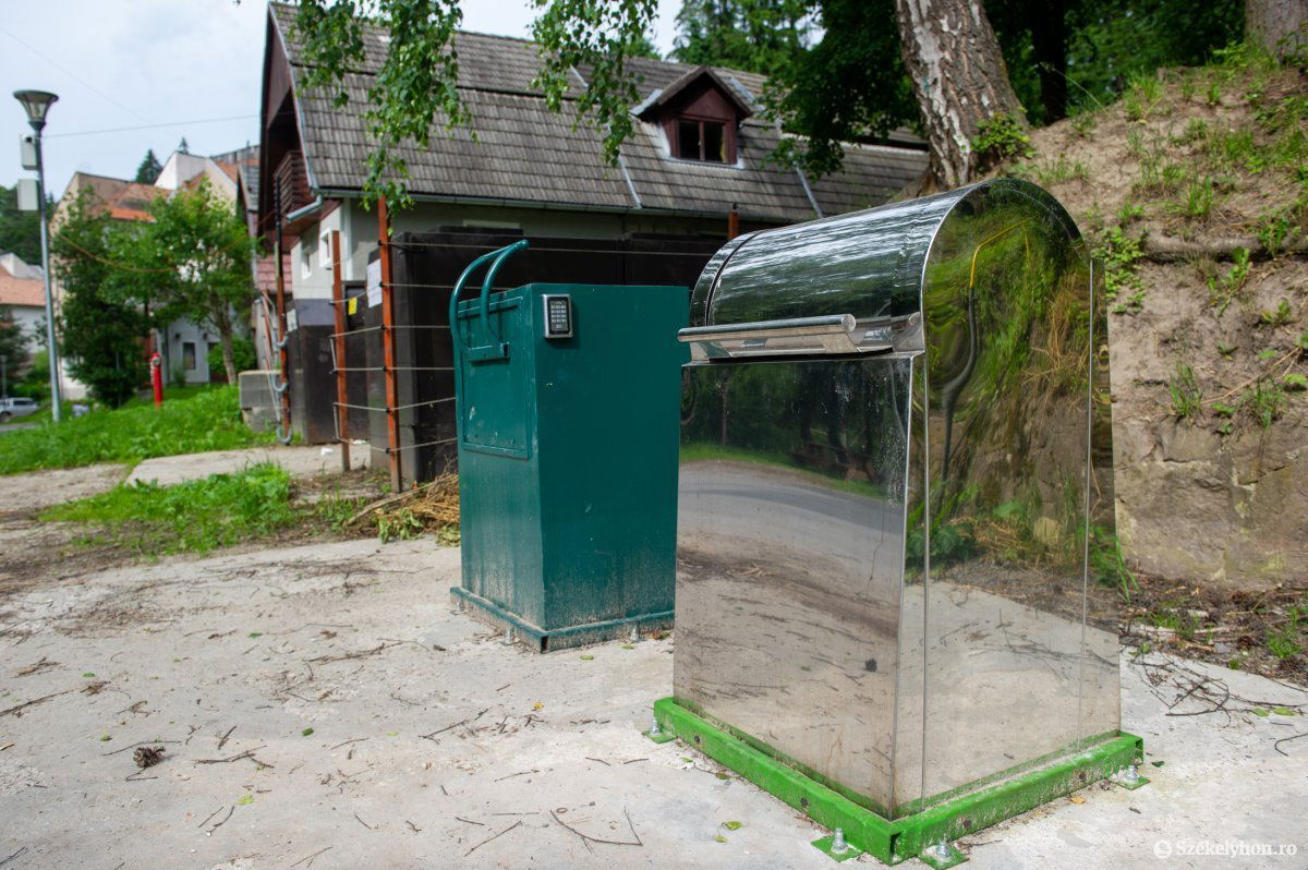 Új típusú kukát tesztel a város, ezek sülyesztett, föld alatti hulladéktároló tartállyal rendelkeznek, és digitális kóddal nyithatók. Kamerák segítségével figyelik a kihelyezett tároló körüli mozgást, egyelőre hatékonynak bizonyult, a medve nem tudott az élelemhez jutni. •  Fotó: Beliczay László