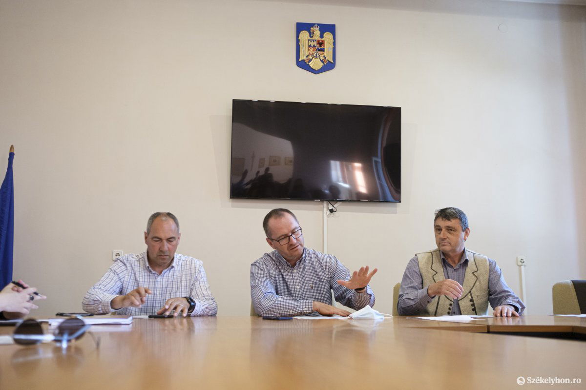 Ferencz Csaba, Korodi Attila és András Mihály ismertették a következő napok csíkszeredai vonatkozású programjait •  Fotó: Veres Nándor